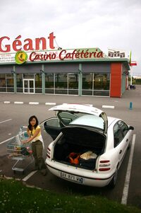 フランスで。スーパーマーケットで買い物を済ませた女房と。ラゲッジルーム形状は実用的で、大型スーツケース2つを苦もなく飲み込んだ。