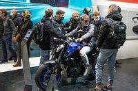 高校生か大学生のグループ。ワイワイと全員がバイクにまたがり、そして次の車両に移動していく。イタリアも若者のバイク離れが問題となっているようだが、このような光景を見ると、にわかには信じがたい。