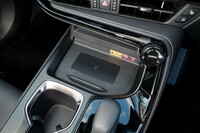 スマートフォンの無接点充電器「おくだけ充電」は1万3200円のオプション。