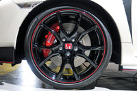 赤い差し色が印象的な専用アルミホイール。今回の改良では、足まわりにも手が加えらえている。