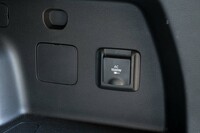 「RAV4 PHV」と同様に、荷室の右側面には100V・1500Wのコンセントが用意される。ただし、「アウトランダー」の場合は後席用にも1つ用意されている。