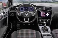 従来6.5インチだったセンターディスプレイは8インチに、8インチのものは9.2インチに、それぞれ大型化された。写真は「ゴルフGTI」のコックピット周辺部。