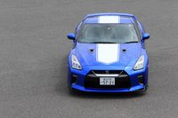 太いストライプが目を引くカラーリングは、往年のレースで活躍したPGC10型「スカイライン2000GT-R」のレーシングカーをモチーフにしたものだ。