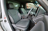 シートレイアウトは2列4人乗り、3列6人乗り、3列7人乗りの3種類が用意されるが、日本仕様は4人乗りのみとなる予定だ。