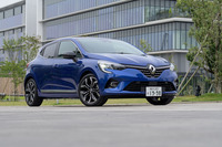 「ルノー・ルーテシアE-TECHフルハイブリッド」。今回は横浜駅の周辺から約800km離れた愛知県松山市にあるフランス風洋館の萬翠荘（ばんすいそう）を目指す。