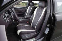 シートには、“Sモデル”のみに用いられるツートンカラーを採用。ベントレー車ではおなじみのダイヤモンドキルト加工が施されるほか、ヘッドレストには「W12 S」のロゴが刺しゅうされている。