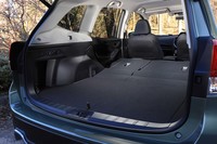 リアシートの背もたれを倒すとフラットな空間が広がる。フックや12V電源などが複数用意されているのもうれしいポイントだ。