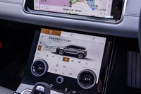 センターコンソール下段のスクリーンとダイヤル式のコントローラーを用いて空調や走行モードなどが選択できる。走行モードは「オンロード」「草／砂利／雪」「泥／わだち」「砂地」「オート」の5つが用意されている。