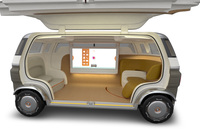 「HANARE」の車内には、車両操作や移動中の娯楽に用いる大型モニターが装備される。