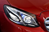 マルチビームLEDヘッドライトが標準で備わる。片側に84個のLEDが配置されており、それらを個別に制御して照射具合を変化させる。