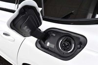 対応する充電の規格は普通充電のみ。急速充電ができないため、出先での電力補給に過度の期待は禁物だ。