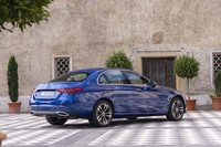 ボディーの全長は先代モデルよりも65mm拡大。横幅の拡大が最小限に抑えられているため、より伸びやかなスタイリングとなっている。