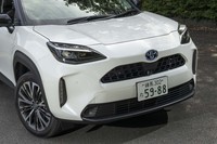 フロントまわりは上下2段の大径グリルで踏ん張り感を表現。バンパーコーナーの凝った造形は空力性能の向上に貢献する。