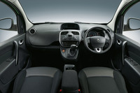 こちらは「カングー」のダッシュボード。質実剛健、これぞ“運転席”だ。