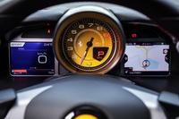 伝統的な針式のタコメーターを中央に配置したメーター。使用ギアの表示はデジタルで行われる。イエローのカラーリングはオプションになる。