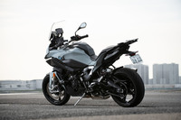 コンポーネンツを共有する「S1000RR」のフルモデルチェンジに伴い、「S1000XR」も設計を全面刷新。従来モデルから10kgの軽量化を果たしている。