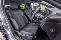 専用ファブリックとレザー調の表皮にウォームチタニウムのステッチが施されたフロントのスポーツシート。前席左右それぞれに、温かさを2段階で調整できるヒーターが標準で装備される。