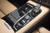 「90」シリーズも含めてプラグインハイブリッド車にはクリスタルのシフトセレクターを採用するのがボルボ流。