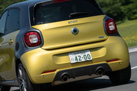 リアまわりではリアディフューザーやマフラーエンドなどが専用デザインとなっている。