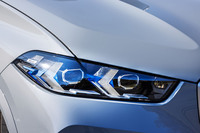 矢印をモチーフとしたデイライト内蔵のハイビームアシスタント付き「アダプティブLEDヘッドライト」をBMW車として初装備。大型のフロントグリルやバンパーとともに、独特の表情を浮かべる。