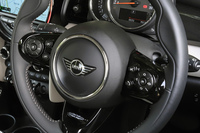 セットオプション「MINI Yours style」に含まれるスポーツレザーステアリングホイール。「クーパーD」ではシフトパドルは装備されない。