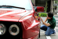 内外装とも、目で厳しくチェックされる。この事前査定はあくまで車両のコンディションを確認し入札側に伝えるもので、「ウリキリ価格」と呼ばれる希望落札価格などは、売り主側が決める。