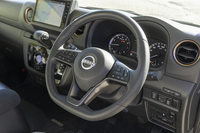 アダプティブクルーズコントロールのスイッチは右のステアリングスポークに備わっている。設定可能な最高速は135km/h。