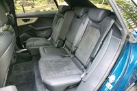 後席は60：40の分割式で、それぞれ前後に100mmスライド可能。背もたれは座面側方にあるレバー（写真手前）を使って折りたたむ。