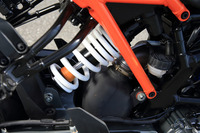 シングルタイプのリアサスペンション。スプリングのプリロードを調節することで、サスペンション特性を変更できる。