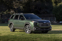 モデルチェンジを機に、ワゴンからSUV寄りのルックスへと変わった新型「スバル・アウトバック」。2025年3月末の受注を最後にカタログから消えた、フラッグシップは復活するのか？