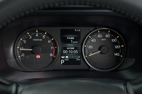 メーターはスポーティーな2眼式。トリップメーターはステアリングスイッチで操作できるため、盤面の棒がなくなっている。