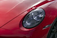 ダークカラーの「ティンテッドLEDマトリクスヘッドライト」は31万9000円のオプション。照射範囲が自動的に調整できる「PDLS Plus」機能も備わる。