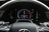 走行モードによりグラフィックが切り替わるメーターパネル。写真は2.5リッターのハイブリッド車「RX350h“ラグジュアリー”」のもの。