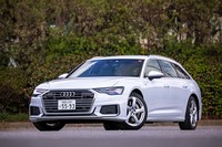 日本導入と同時に発売されたローンチエディションともいうべき「デビューパッケージ」を除けば、新型「A6」のラインナップは、「セダン」「アバント」とも写真の「55 TFSIクワトロSライン」の1グレードになる。