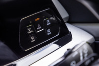 メーターナセル右側にライト関係およびデフロスター／リアデフォッガーのタッチ式スイッチを集中配置。車両周囲の状況を感知し、ヘッドランプを自動で点灯するオートモードが標準で、ライトオフのスイッチは設置されていない。