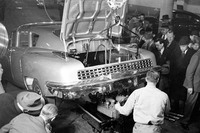 駆動方式はエンジンを車体後方に搭載するRR。5.5リッターの水平対向6気筒エンジンが採用された。