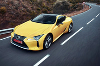 純ガソリン車の「LC500」。最高出力477psを発生する5リッターV8エンジンに、新開発の10段ATが組み合わされる。