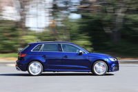 「S3」は0-100km/h加速が4.8秒という動力性能と、JC08モード計測で14.7km/リッターという燃費性能を両立している。