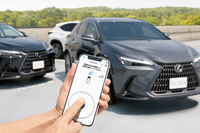 ADASの充実ぶりも新型「NX」の魅力。「NX350h」「NX450h＋“バージョンL”」にオプション設定される「アドバンストパーク」機能は最新のものとなっており、専用のアプリを使えば、携帯端末を介してリモートで並列・縦列駐車、駐車枠からの出庫が可能となる。