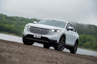 2021年4月23日に発売された新型「ヴェゼル」。ハイブリッドの中間グレード「e：HEV Z」、その4WDモデルに試乗した。