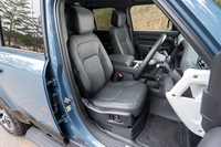 「X-DYNAMIC HSE」ではウインザーレザーのシート表皮が標準。カラーはこの試乗車のエボニーのほか、キャラウェイ（茶）とライトクラウド（白）も選べる。
