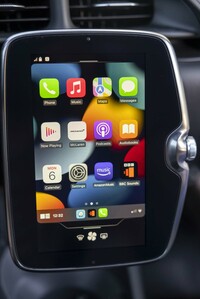 センターコンソールには縦型のディスプレイが備わる。写真のように、インフォテインメントシステムではApple CarPlayが利用できる。