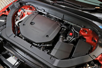 「B6」のエンジンには、ルーツ式のスーパーチャージャーに代わって電動コンプレッサーを採用。スロットルレスポンスとドライバビリティーの改善、ノイズと振動の低減、実燃費の向上、エンジンの軽量化を図っている。