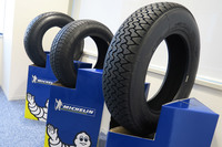 ミシュランがラインナップするクラシックカー用タイヤ（のごく一部）。中央の1本が、このほど発売された「MXV3-A」だ。