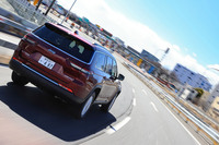 スポーティーな特性に加え、良好な快適性も併せ持つ「ALENZA 001」。転がり抵抗の低さからくる省燃費性の高さも相まって、ロングドライブには好適なタイヤといえるだろう。