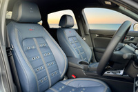 今回販売される「M55ゼロエディション」の特別仕様車では、「Zero Edition」のロゴ刺しゅう入り専用本革シートが採用される。