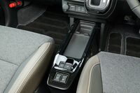 豊富な収納スペースは実用車ならではの美点。上級グレードには、上下2段のトレイを備えたセンターコンソールも装備される。