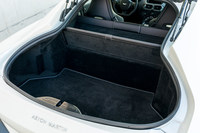 テールゲートは「DB11」とは異なり、リアウィンドウも一体となって開くハッチバック式。トランクルームにはゴルフバッグを2つ積むことができる。