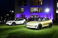 「ポルシェ・ミッションEクロスツーリスモ」（左）と「シュコダ・ビジョンE」。