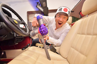 シートの縫い目に入ったおせんべのカスは隙間ノズルで。オォォォォ～～!! キレイに吸い取っている！